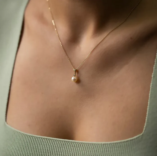 Minimal Pearl Necklace