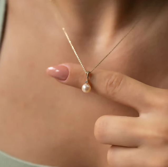 Minimal Pearl Necklace