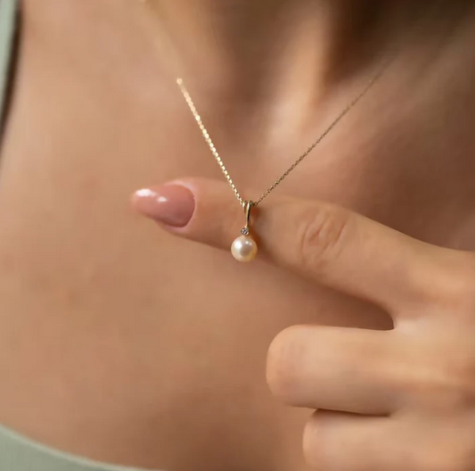 Minimal Pearl Necklace
